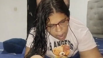 Me quedo solo con el gran culo de mi hijastra mientras habla con su novio, le chupo el culo y termino cogi&eacute_ndola y acabando en su gran co&ntilde_o