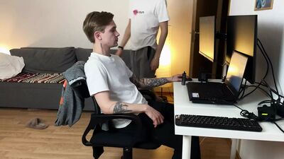 Twink distracted the guy from work, the guy with a big cock fucked Twink's tight asshole and cummed