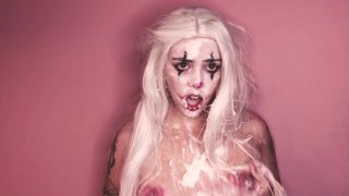 Video fetish di una clown bionda in cosplay che si scopa da sola