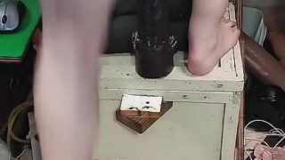 Hete, onbesneden amateur homo masturbeert hard en bewerkt zijn kont met een dildo.