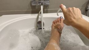 Bubbles, Water & My Feet