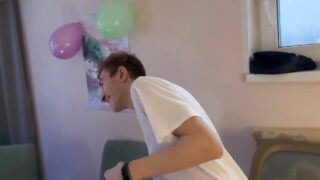 Amatör rysk hunk Ben Huller knullad rå i vild tatuerad gruppsexorgie