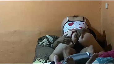 Hago que mi cuñada se venga dos veses en tanga