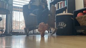 DIRTY SOLES IGNORE, WHILE READING A BOOK - MOV HD