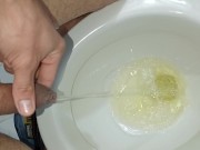 desesperado pissing largo y placentero en baño publico casi me pillan, sonido orininal,primer plano