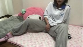 セフレ男が昨日えっちした時に替えのパンツを忘れて言ってそのイカ臭いパンツを嗅ぎながらオナニーする女子大◯生。