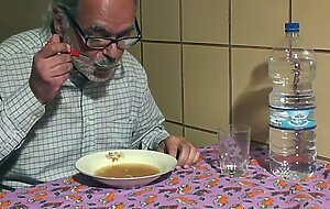 Badante si fa scopare davanti al vecchio pappone