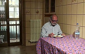Badante si fa scopare davanti al vecchio pappone