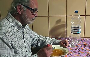 Badante si fa scopare davanti al vecchio pappone