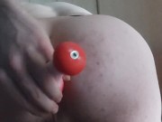 Ich spiele mit Dildos und Plugs wärend ich ein Cage trage ohne cum