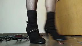 Raven enjoy to crush western train with heeled boots and piss on pieces