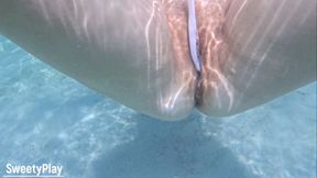 Open pussy creampie underwater, cum inside