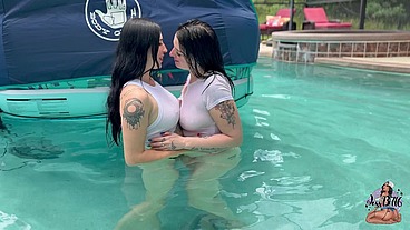 Marie Fox and JessB give Solo Dolo a BJ poolside