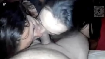 Dos bellezas dando una doble mamada