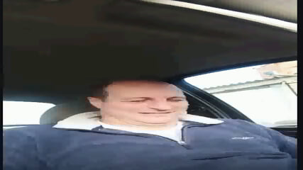 Il signor Maurizio Fortunati, uomo sposato e padre di due figli, si masturba davanti alla telecamera.