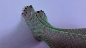 Giada Sexy Feet in Green Fluo Fishnet