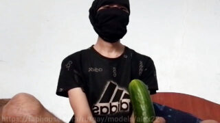 Ev yapımı Asyalı transvestit baba, elbise giymiş halde, arkadan çıplak bir şekilde büyük bir boşalma ile ilişkiye giriyor.