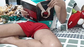 PAUZ&Atilde_O DURO SEM CUECA com o livro na m&atilde_o