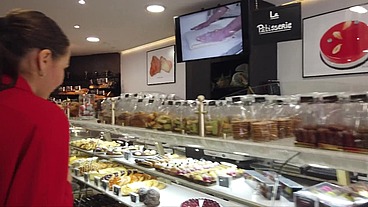 Tina explore avec gourmandise tous les plaisirs qu’offre Paris !