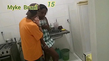 Diarista Roberta dias vei faser faxina na minha casa e acabou com um clima de sexo