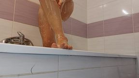 Une brune sexy et chaude prend un bain moussant  Femme amateur chatte poilue &mdash;  gros seins &mdash;  gros t�ton