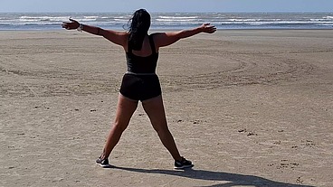 Fui malhar na praia fiquei suadinha e acabei dando pra um desconhecido no carro na rua