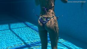 ”Very fit babe Mary Kalisy swims freely nude”