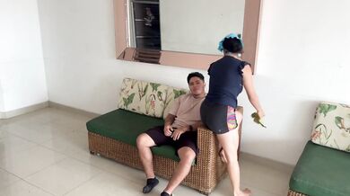 Mi empleada esta muy caliente le subo el sueldo y me la follo