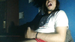 Velhos amadores se masturbam com pênis enormes e depois transam sem camisinha.