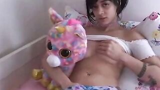 Hot MILF Uses Dildo to Stimulate Her Asshole Before Anal Sex" (in French)