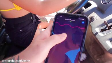 My friend controls my lush while I drive on the beach And masturbate my cream pussy