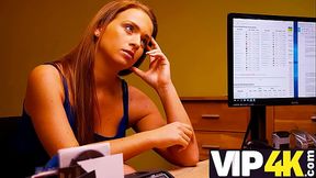 VIP4K. MILF est for&eacute_ par le cr&eacute_ancier parce que l'_argent co&ucirc_te la p&eacute_n&eacute_tration de la chatte