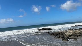 Peep show caught a naked girl jerking off on the beach.