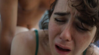 尻軽女が犬体位で尻を激しく突かれる