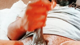 Soolotyttö leike amatööritatuoidusta amerikkalaisesta pojasta, jotka panevat omaa peräreikäänsä