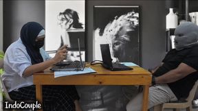 Blowjob panas di tempat kerja dari rekan kerja. rekan. Blowjob di kantor saat bekerja