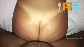 brazillian bull, realizador baiano fudendo sem na o cuzinho da esposa do corno e a putinha gritando indo mais rola pro comedor e gozando dando o cuzinho pra finalizar gozei no rabo dela.