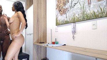 sobrinha aproveita que sua tia vai toma banho e começa da em cima do tio, e esposa flagra os dois fodendo na cozinha,e a sobrinha que pego o tio foi obrigada a pegar a tia
