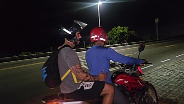 Alisei O motouber é chamei para um sexo no mato e apareceu mais 2 homem levei leite deles