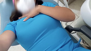 ENFERMERA CACHONDEA DENTRO Y FUERA DE SU LUGAR DE TRABAJO!! ME ENCANTA TOCAR MI DELICIOSO CUERPO MIENTRAS TRABAJO EN LA CLINICA DE MI JEFE. PORNO CASERO GRATIS