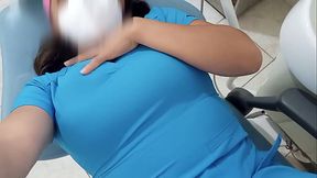 ENFERMERA CACHONDEA DENTRO Y FUERA DE SU LUGAR DE TRABAJO!! ME ENCANTA TOCAR MI DELICIOSO CUERPO MIENTRAS TRABAJO EN LA CLINICA DE MI JEFE. PORNO CASERO GRATIS