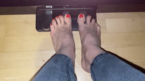 SEXY RED TOENAILPOLISHED FEET PUMPING PIANO PEDALS - MOV HD