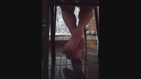 Observame bajo la mesa