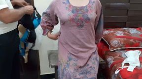 Desi Indian Bhabhi deliberately took off her clothes in front of the bra seller