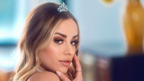 Aesthetic hottie with big ass Anna Claire Clouds fucks with a dildo