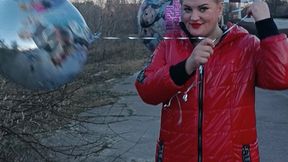 play with hellium balloons on street