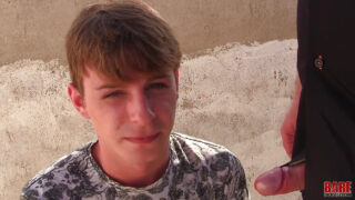 Avsugning, par, barbacka – slavtonåringen Cameron James blir analknull barbacka