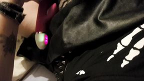 deesse craque et se gode habillee en gothique / erotiquevideo 14 min - ...