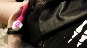 deesse craque et se gode habillee en gothique / erotiquevideo 14 min - ...