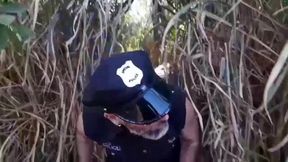 policial malandrao no meio das trilhas avistou dois individuos e foi revistar, mas logo o policial ja apalpou a rolona do suspeito e caiu de boa chupando